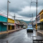 Home 18 더 디비전 실화 기반의 배경 - A densely populated Latin American urban street scene during a pandemic lockdown, showing closed sho...